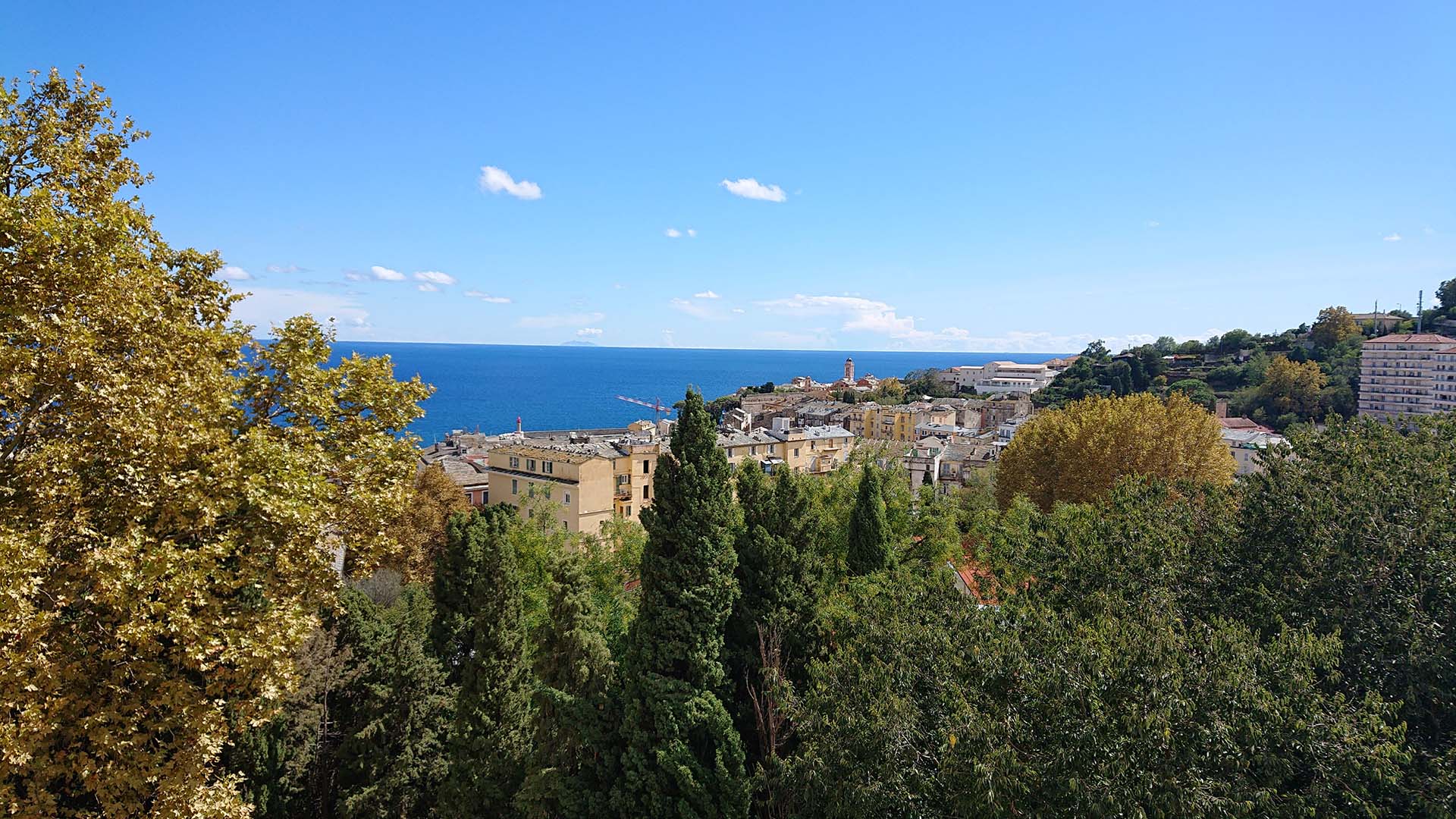 Vue sur la mer depuis les hauteurs